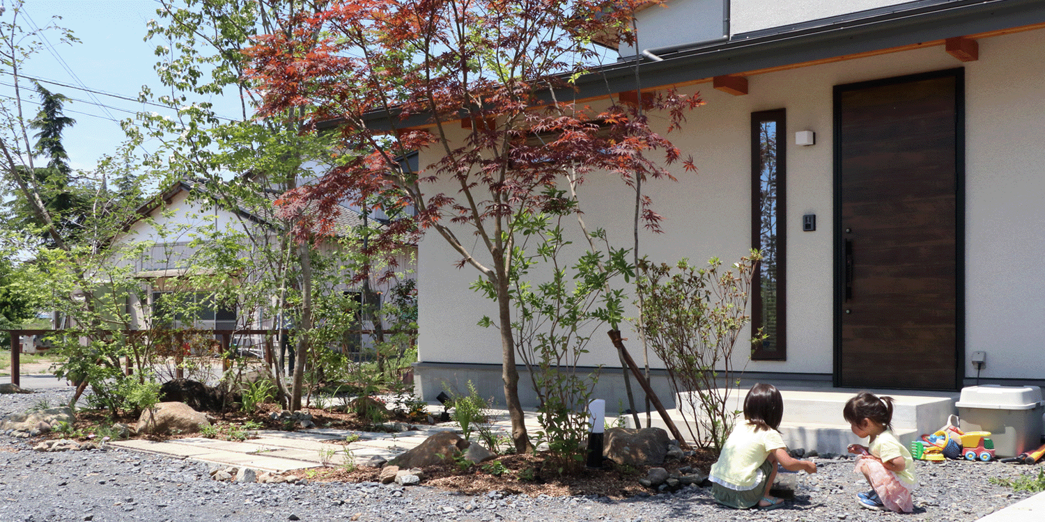 栃木県佐野市石塚町の新築住宅　広い敷地は子供たちの遊び場