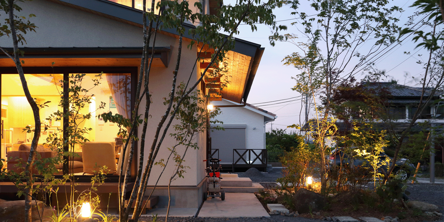 栃木県佐野市石塚町の新築住宅　夕景が映える外観。植栽も外灯も美しい。-2