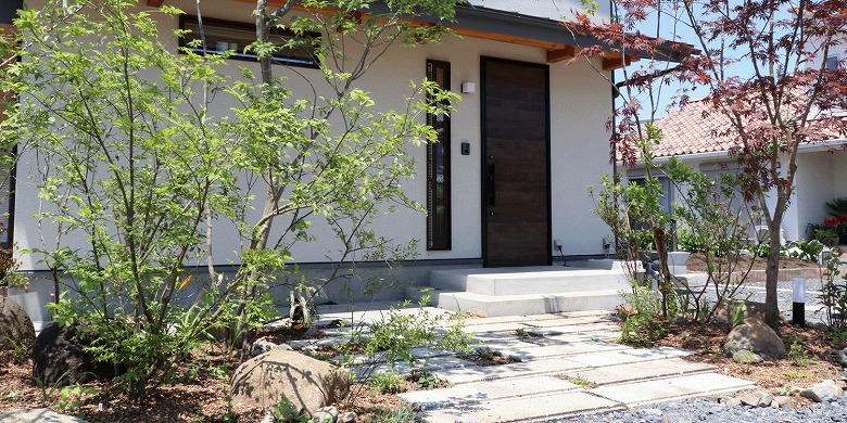 栃木県佐野市石塚町の新築住宅　駐車スペースからの動線計画に塀で利用されていた大谷石を再利用